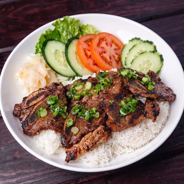 Com Suon Bo / Steamed Rice w/ BBQ Short Ribs.